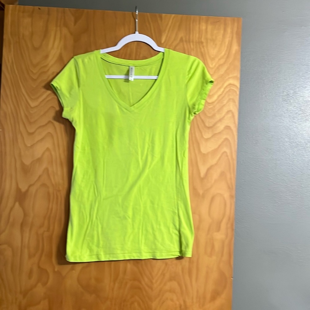 Short Sleeved V neck neck lightweight tee size xl